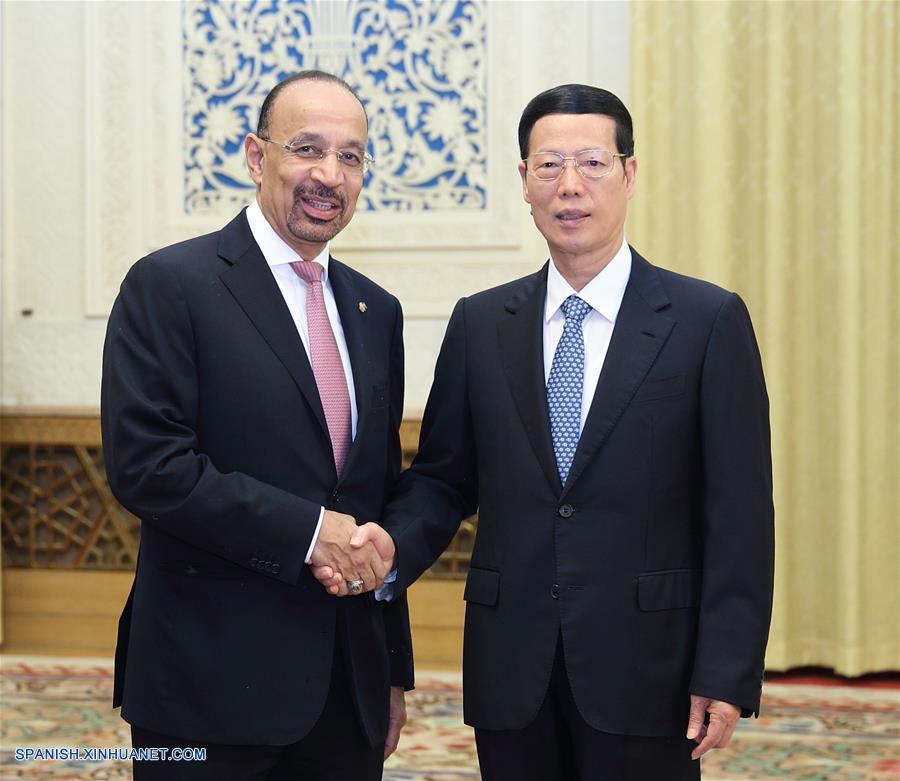 El viceprimer ministro de China, Zhang Gaoli, se reunió hoy en Beijing con el ministro de Energía, Industria y Recursos Minerales de Arabia Saudí, Khalid al-Falih, y acordaron impulsar la cooperación en inversión y capacidad industrial.
