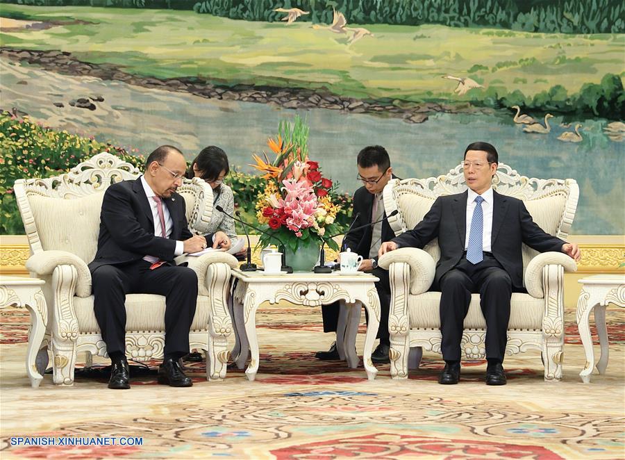 El viceprimer ministro de China, Zhang Gaoli, se reunió hoy en Beijing con el ministro de Energía, Industria y Recursos Minerales de Arabia Saudí, Khalid al-Falih, y acordaron impulsar la cooperación en inversión y capacidad industrial.