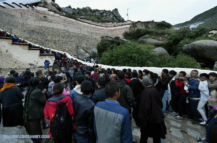 Lhasa, capital de la región autónoma de Tíbet, en el suroeste de China, comenzó hoy lunes las celebraciones anuales del tradicional Festival Shoton.