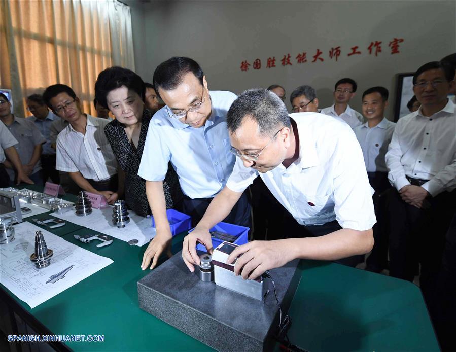 El primer ministro chino, Li Keqiang, destacó la importancia de la educación profesional en el fomento de los productos hechos en China durante una visita de inspección a la Universidad de Tecnología y Educación de Tianjin.