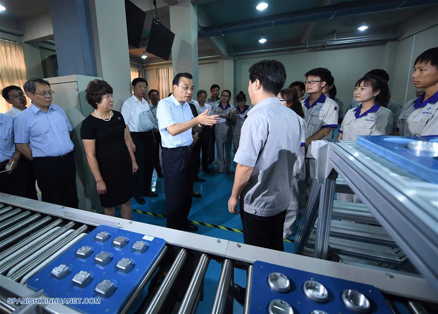 El primer ministro chino, Li Keqiang, destacó la importancia de la educación profesional en el fomento de los productos hechos en China durante una visita de inspección a la Universidad de Tecnología y Educación de Tianjin.