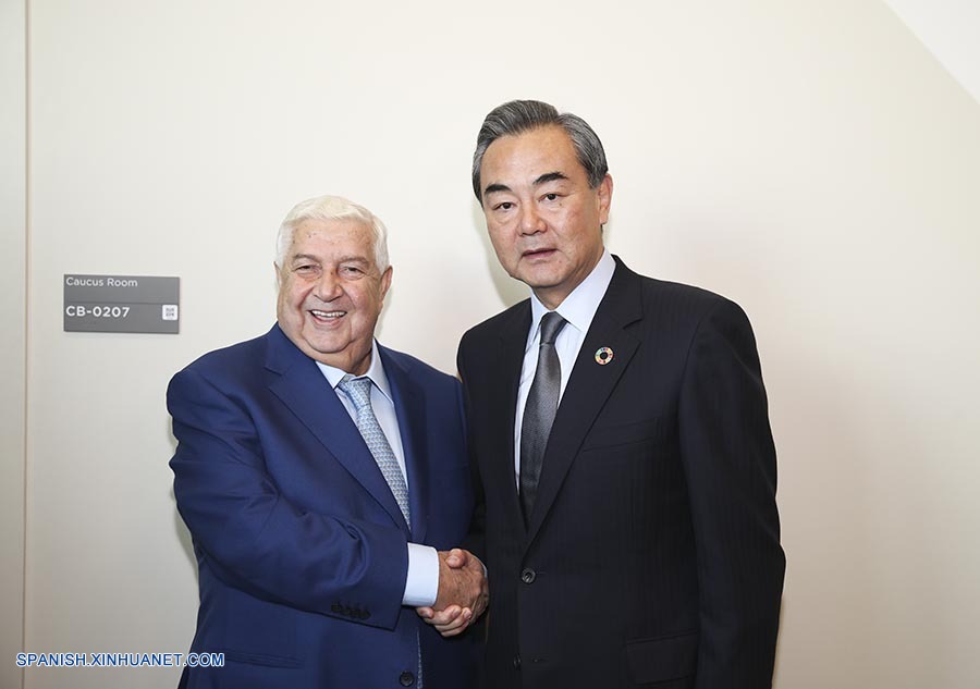 El ministro de Relaciones Exteriores de China, Wang Yi, se reunió hoy con el viceprimer ministro y ministro de Relaciones Exteriores de Siria, Walid Muallem.