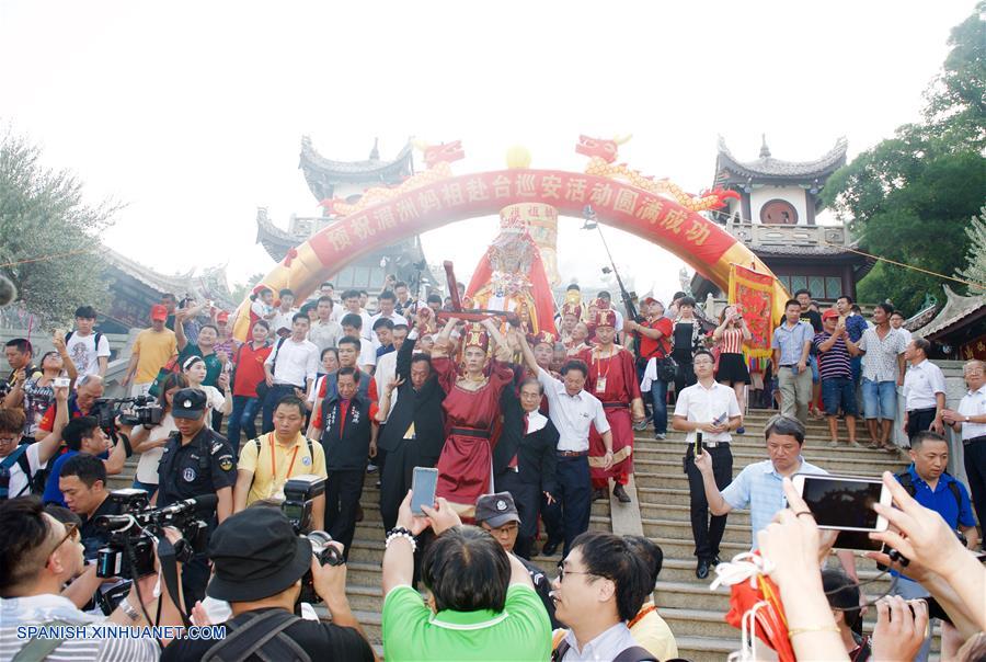Una estatua dorada de Matsu, la diosa china del mar, fue llevada hoy sábado en un transbordador desde Meizhou, en la provincia oriental de Fujian, hasta la isla de Taiwan, en el marco de una gira de bendición colectiva.