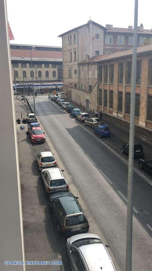 El ministro del Interior de Francia, Gerard Collomb, dijo hoy que el ataque con cuchillo ocurrido en una estación de trenes de Marsella podría ser de 'naturaleza terrorista', pero pidió cautela mientras se investiga al agresor para identificarlo y determinar sus motivos.