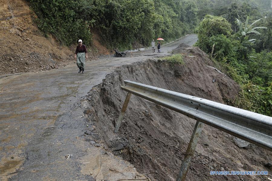 (2)COSTA RICA-ALAJUELITA-MEDIO AMBIENTE-CLIMA