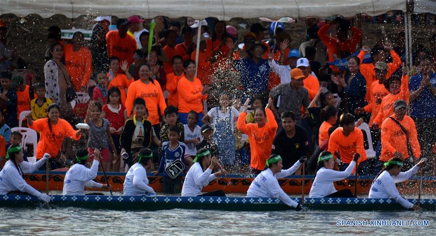 (1)LAOS-VIENTIAN-SOCIEDAD-FESTIVAL