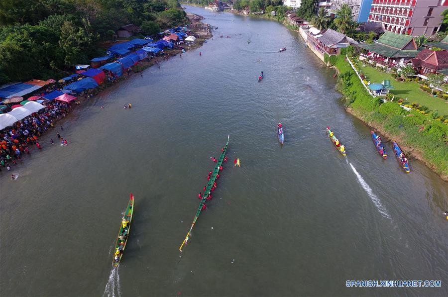 (2)LAOS-VIENTIAN-SOCIEDAD-FESTIVAL