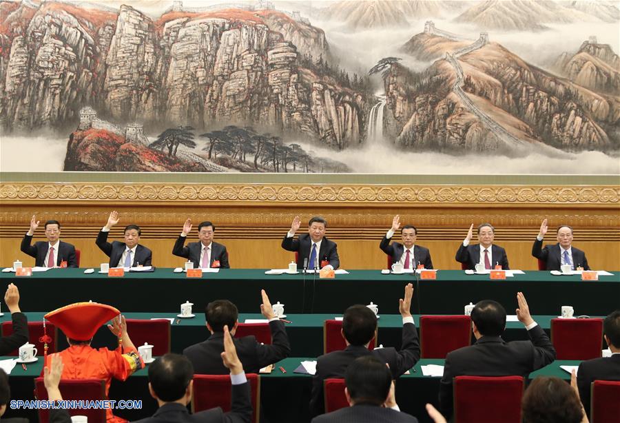 El presídium del XIX Congreso Nacional del Partido Comunista de China (PCCh) sostuvo hoy su primera reunión en la que aprobó un informe sobre el examen de las calificaciones de los delegados, el cual fue llevado a cabo por el comité de acreditaciones de delegados.