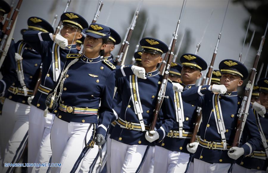(1)ECUADOR-QUITO-MILITARES-DESFILE