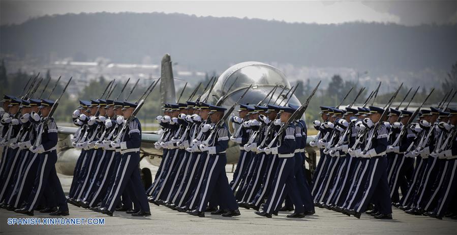 (6)ECUADOR-QUITO-MILITARES-DESFILE