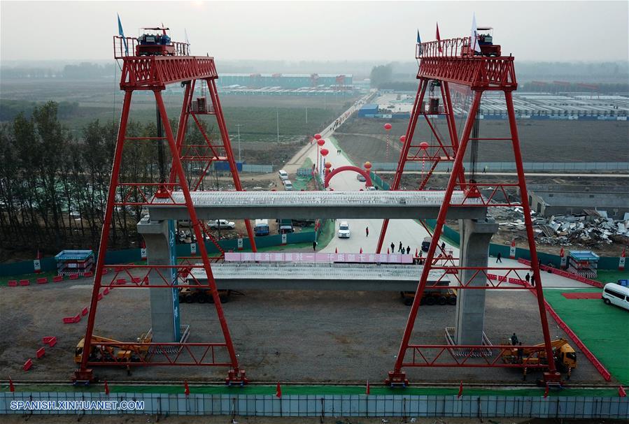 Los trabajos de construcción de una línea de tren expreso que conectará el sur de Beijing con el nuevo aeropuerto de la ciudad y que alcanzará una velocidad de hasta 160 kilómetros por hora comenzaron hoy lunes.