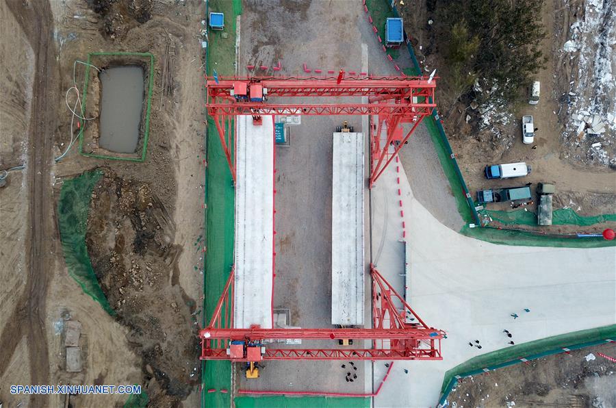 Los trabajos de construcción de una línea de tren expreso que conectará el sur de Beijing con el nuevo aeropuerto de la ciudad y que alcanzará una velocidad de hasta 160 kilómetros por hora comenzaron hoy lunes.