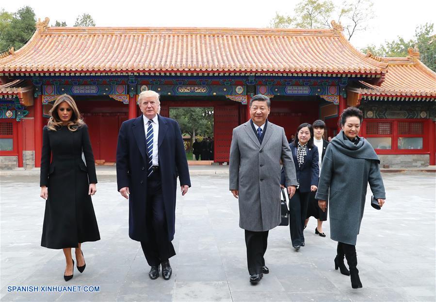 El presidente chino, Xi Jinping, y su esposa Peng Liyuan, invitaron al presidente estadounidense, Donald Trump, y su esposa Melania Trump, al Museo del Palacio, o la Ciudad Prohibida, en Beijing, tras iniciar Trump su visita de Estado a China hoy miércoles.