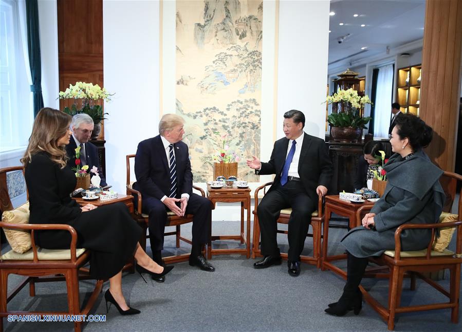 El presidente chino, Xi Jinping, y su esposa Peng Liyuan, invitaron al presidente estadounidense, Donald Trump, y su esposa Melania Trump, al Museo del Palacio, o la Ciudad Prohibida, en Beijing, tras iniciar Trump su visita de Estado a China hoy miércoles.