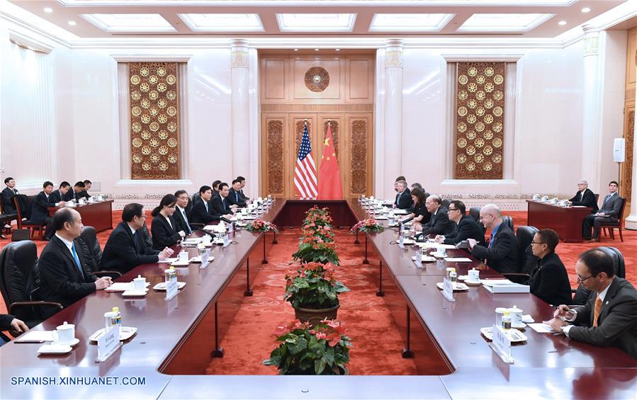 El vice primer ministro chino, Wang Yang, conversó hoy miércoles con el secretario estadounidense de Comercio, Wilbur Ross, en Beijing.