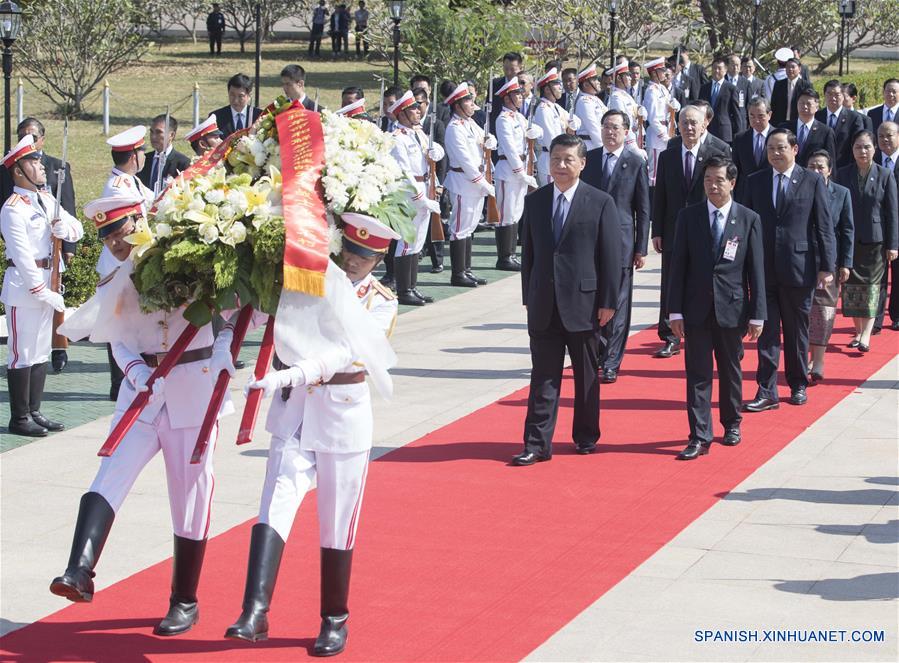 （XHDW）习近平向老挝无名战士纪念碑敬献花圈