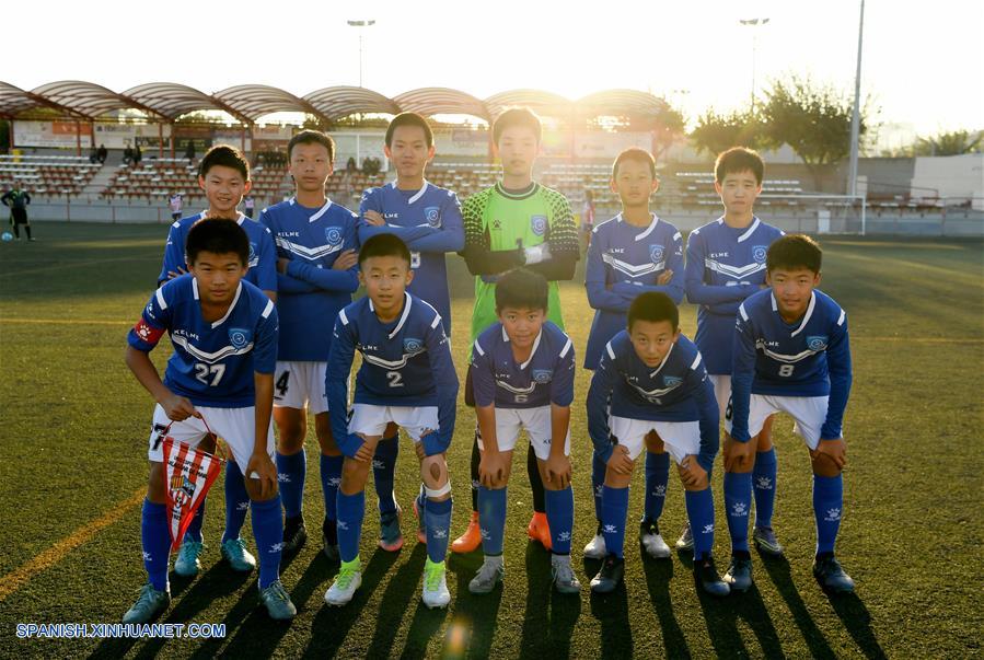 25 niños de Renda Fuzhong, la escuela secundaria afiliada a la Universidad Renmin de China, entrenan al fútbol en Mongat, localidad situada a las afueras de la ciudad de Barcelona, en el noreste de España.