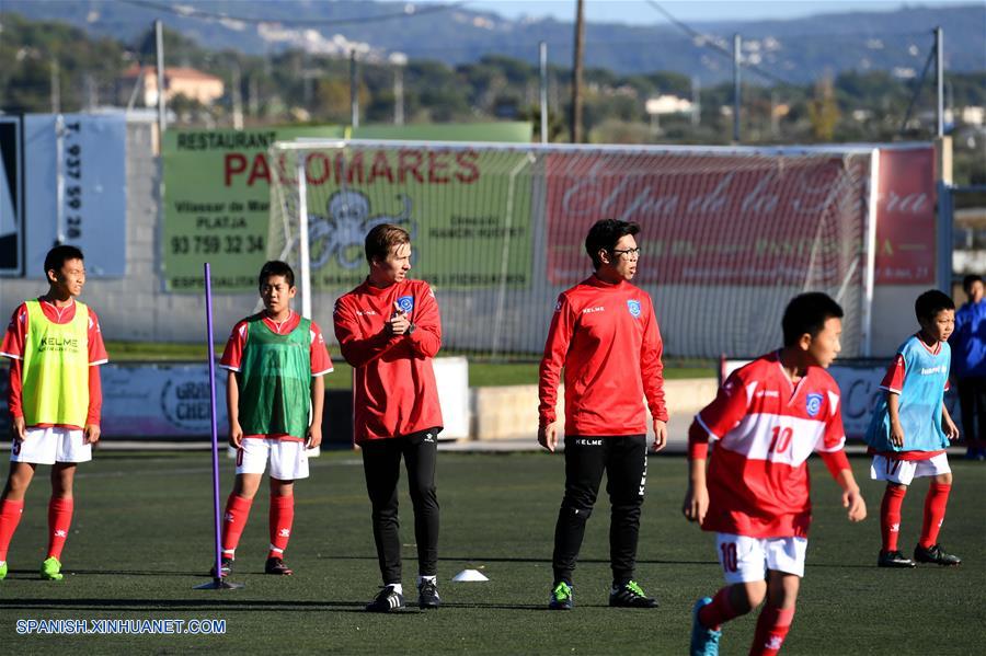 25 niños de Renda Fuzhong, la escuela secundaria afiliada a la Universidad Renmin de China, entrenan al fútbol en Mongat, localidad situada a las afueras de la ciudad de Barcelona, en el noreste de España.