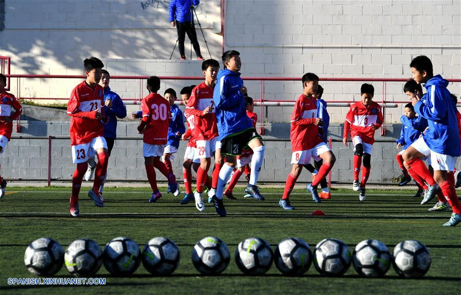 25 niños de Renda Fuzhong, la escuela secundaria afiliada a la Universidad Renmin de China, entrenan al fútbol en Mongat, localidad situada a las afueras de la ciudad de Barcelona, en el noreste de España.