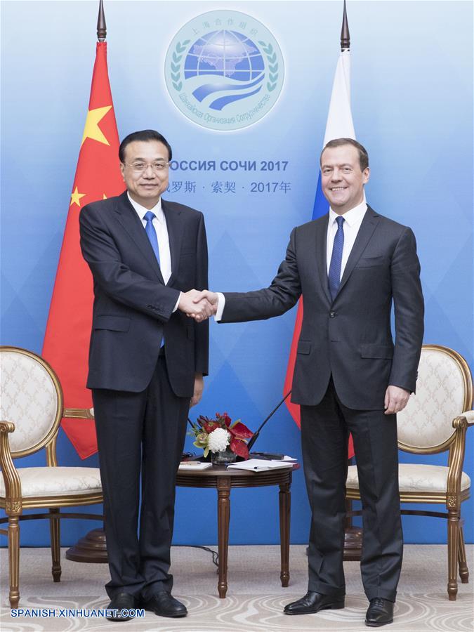 El primer ministro de China, Li Keqiang, se reunió hoy en la ciudad rusa de Sochi con su homólogo de Rusia, Dmitry Medvedev, a quien le expresó el deseo de promover y elevar la cooperación práctica entre los dos países.