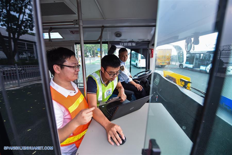 Cuatro autobuses autónomos comenzaron hoy sábado operaciones de prueba en Shenzhen, una ciudad del sur de China conocida por ser la sede de numerosas compañías de alta tecnología.