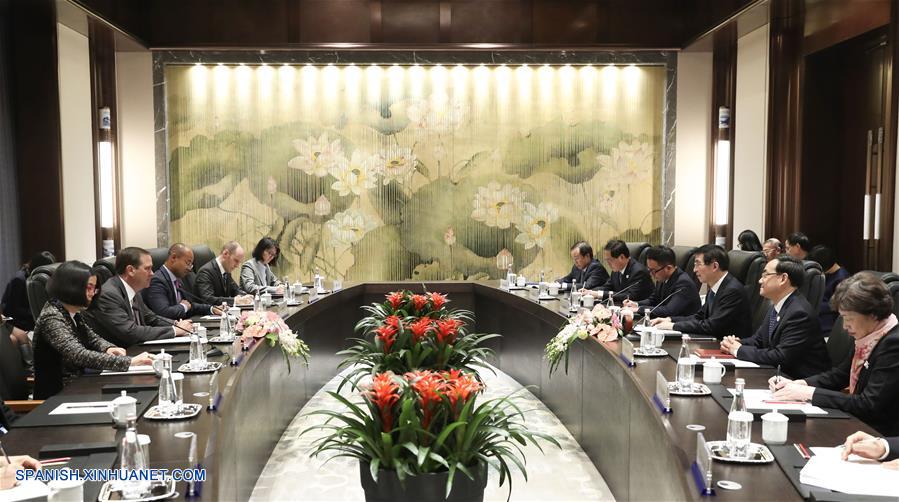 Wang Huning, alto funcionario del Partido Comunista de China (PCCh), se reunió hoy con invitados extranjeros que asisten a la IV Conferencia Mundial de Internet.
