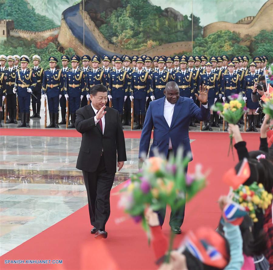 El presidente chino, Xi Jinping, hizo hincapié hoy jueves en la política de una sola China al sostener conversaciones con su homólogo gambiano, Adama Barrow, en su primera visita al país asiático después de que las relaciones diplomáticas bilaterales se reanudasen el año pasado.