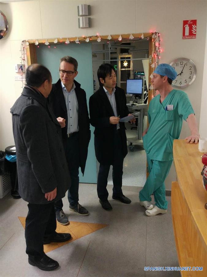 （XHDW）（2）载有中国游客大巴在冰岛发生车祸致1死多伤