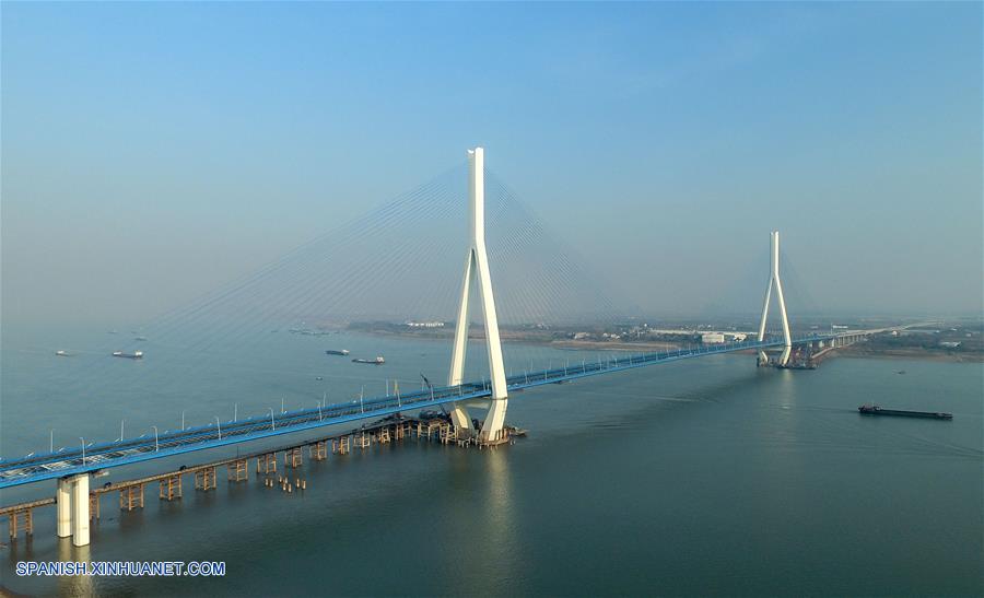 El puente sobre el río Yangtse de Zhuankou, el más ancho que cruza este cauce, se abrió hoy jueves al tráfico.