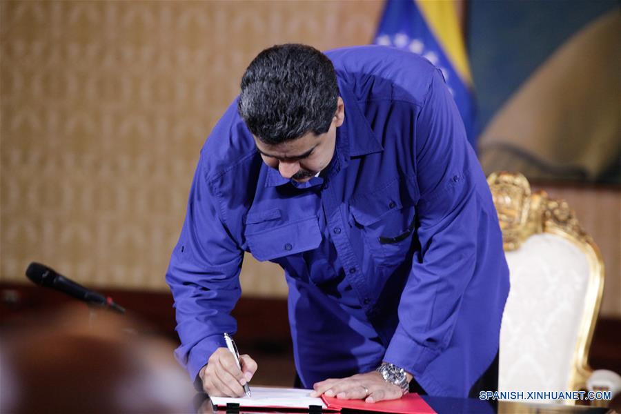 (6)VENEZUELA-CARACAS-MADURO-DECRETO 
