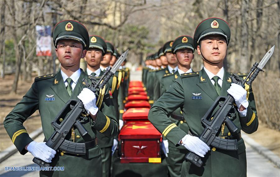 Una ceremonia de entierro de los restos de 20 soldados chinos que murieron en la Guerra de Corea (1950-53) se celebró hoy jueves en el Cementerio de Mártires Revolucionarios en Shenyang, capital de la provincia nororiental china de Liaoning.