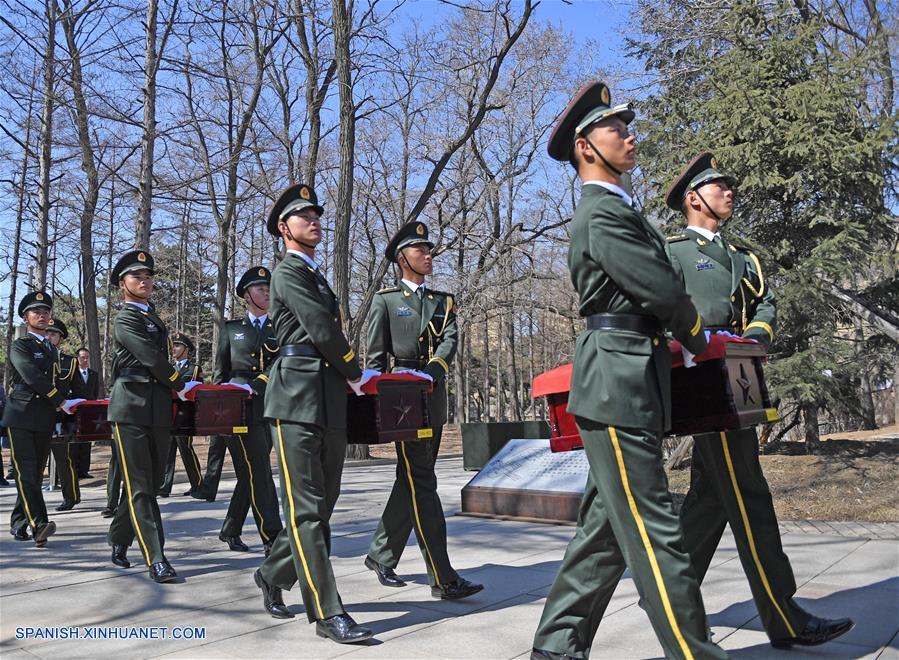 Una ceremonia de entierro de los restos de 20 soldados chinos que murieron en la Guerra de Corea (1950-53) se celebró hoy jueves en el Cementerio de Mártires Revolucionarios en Shenyang, capital de la provincia nororiental china de Liaoning.