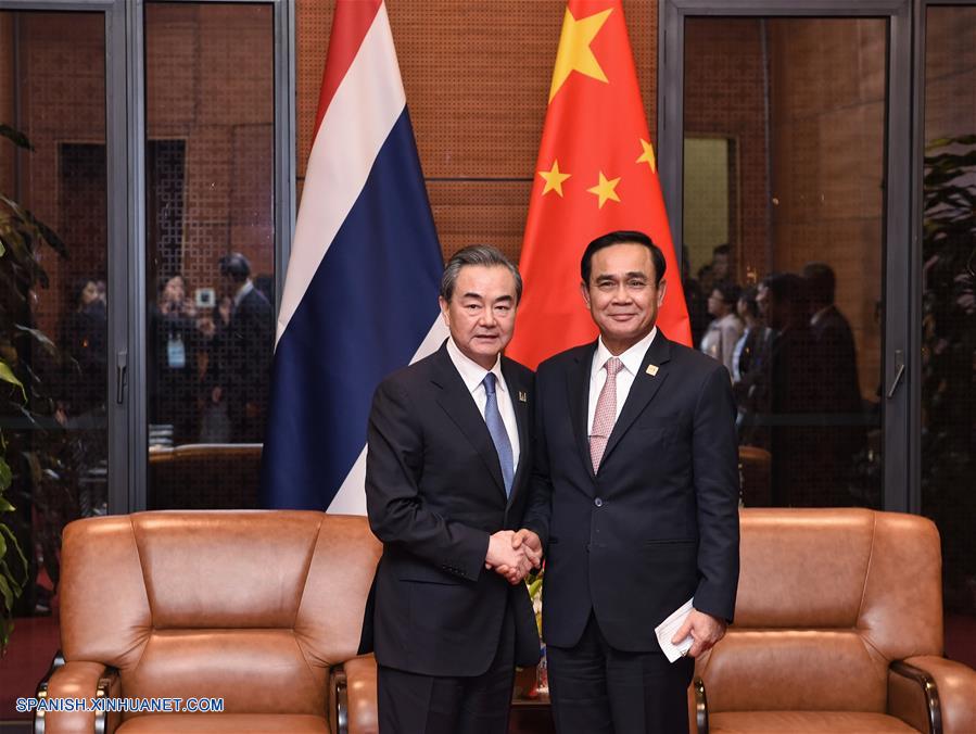 El consejero de Estado y ministro de Relaciones Exteriores de China, Wang Yi, se reunió hoy en Hanoi con el primer ministro de Tailandia, Prayut Chan-o-cha, al margen de la VI cumbre de Cooperación Económica de la Subregión del Gran Mekong.