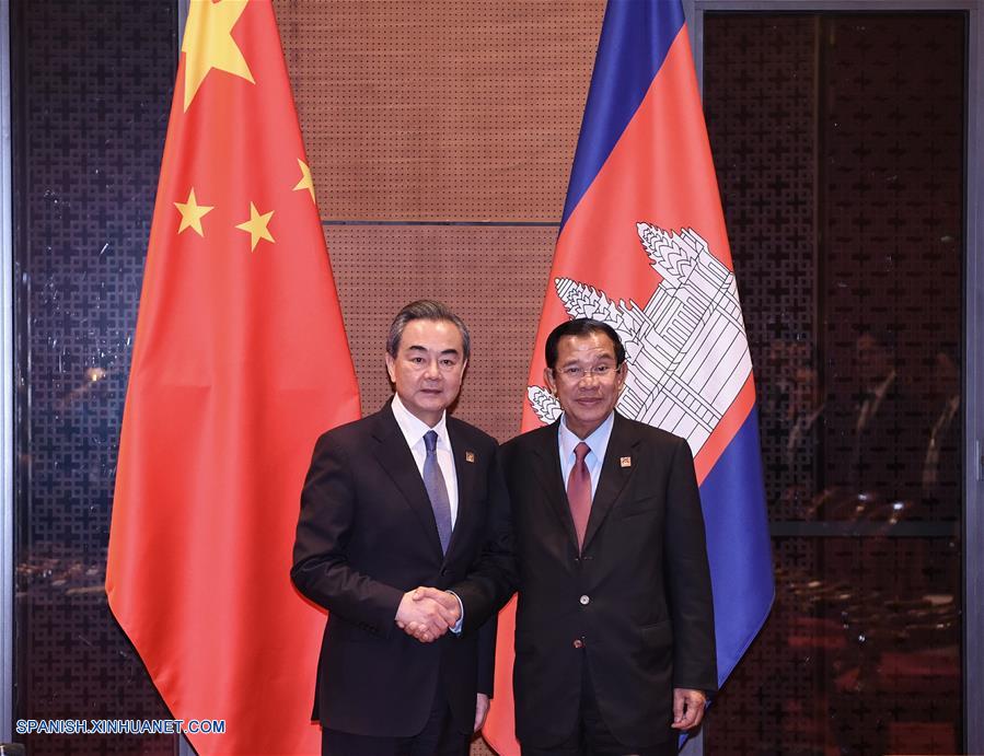 El consejero de Estado y ministro de Relaciones Exteriores de China, Wang Yi, se reunió hoy en Hanoi con el primer ministro de Camboya, Techo Hun Sen, con quien conversó sobre las relaciones bilaterales.