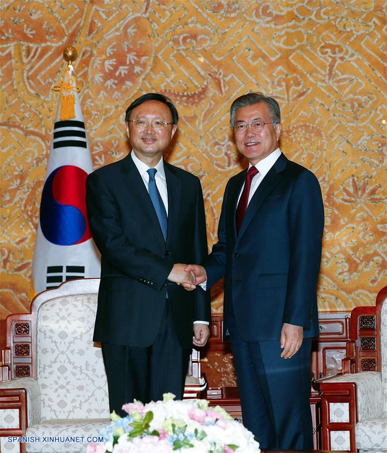 Yang Jiechi, representante especial del presidente de China, Xi Jinping, sostuvo hoy conversaciones con el presidente de la República de Corea, Moon Jae-in, en la Casa Azul en Seúl y ambas partes prometieron promover una solución política a la cuestión de la península coreana.