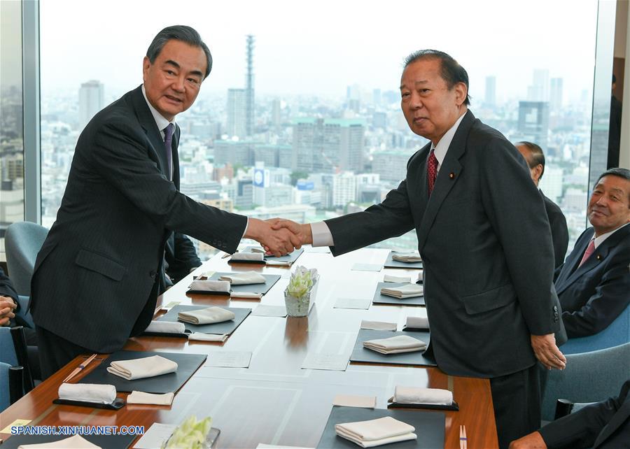 El consejero de Estado y ministro de Relaciones Exteriores de China, Wang Yi, se reunió el martes en Tokio con Toshihiro Nikai, secretario general del gobernante Partido Liberal Demócrata (PLD) japonés.