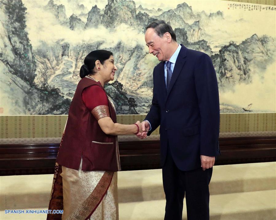 El vicepresidente de China, Wang Qishan, se reunió hoy lunes en Beijing con la ministra de Asuntos Exteriores de la India, Sushma Swaraj, de visita en China.