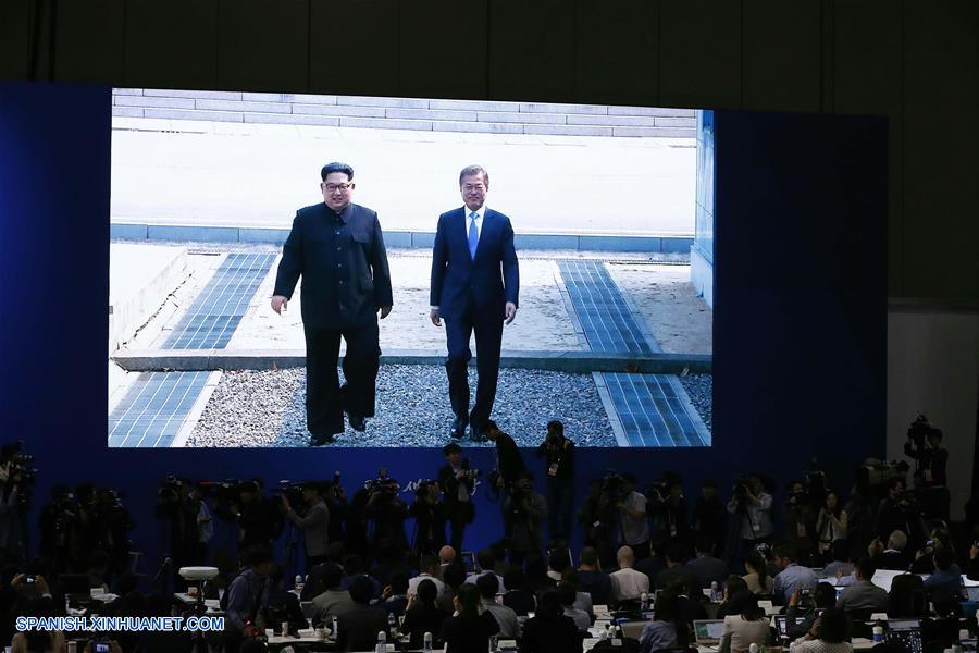 El presidente surcoreano, Moon Jae-in, dio la bienvenida el viernes a Kim Jong Un, máximo líder de la República Popular Democrática de Corea (RPDC), después de que Kim cruzara a pie la Línea de Demarcación Militar (LDM) en la localidad fronteriza de Panmunjom.