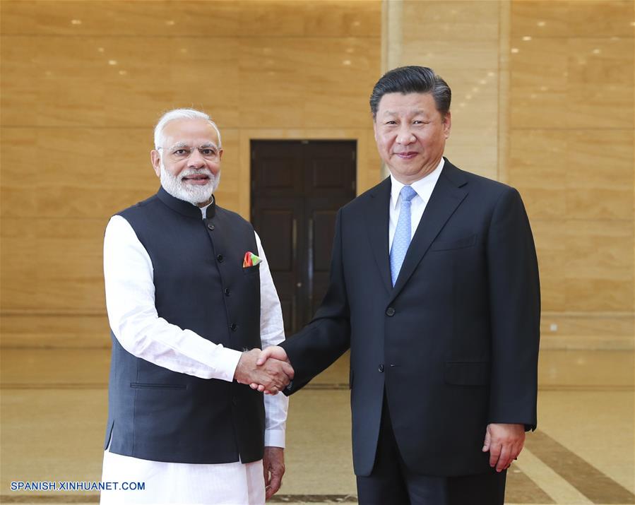 El presidente de China, Xi Jinping, se reunió hoy viernes con el primer ministro de la India, Narendra Modi, en el centro de China, y dijo que espera que su reunión informal de dos días abra un nuevo capítulo en las relaciones bilaterales.