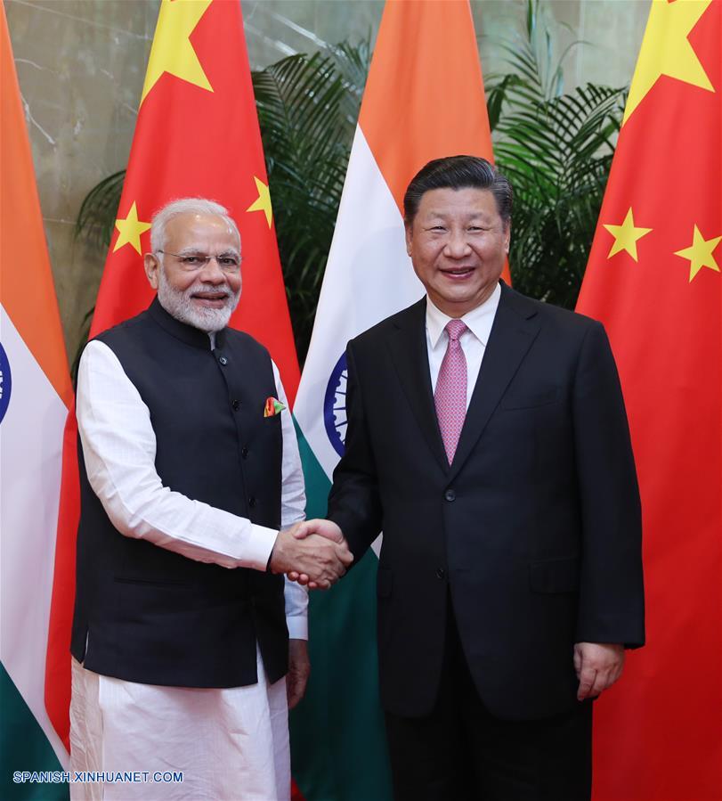 El presidente de China, Xi Jinping, se reunió hoy viernes con el primer ministro de la India, Narendra Modi, en el centro de China, y dijo que espera que su reunión informal de dos días abra un nuevo capítulo en las relaciones bilaterales.