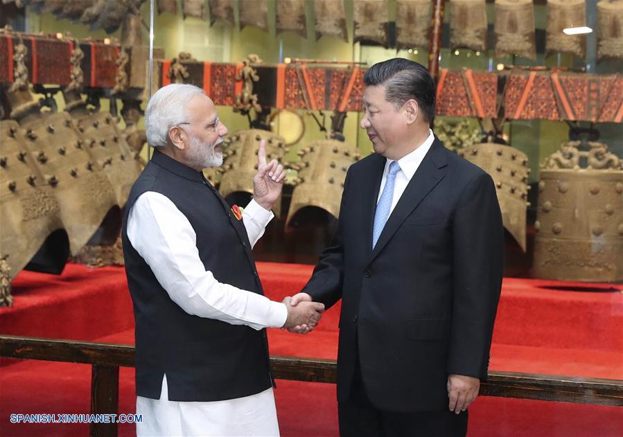 El presidente de China, Xi Jinping, se reunió hoy viernes con el primer ministro de la India, Narendra Modi, en el centro de China, y dijo que espera que su reunión informal de dos días abra un nuevo capítulo en las relaciones bilaterales.