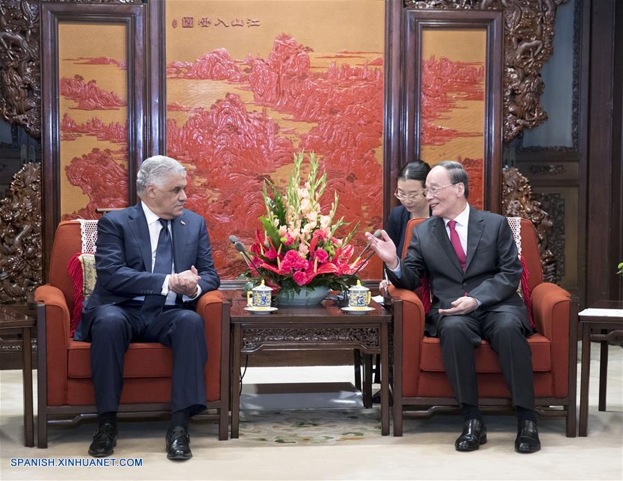 El vicepresidente de China Wang Qishan se reunió hoy martes con el ministro de Exteriores de la República Dominicana, Miguel Vargas, quien viajó a Beijing para firmar un comunicado conjunto sobre el establecimiento de relaciones diplomáticas entre los dos países.