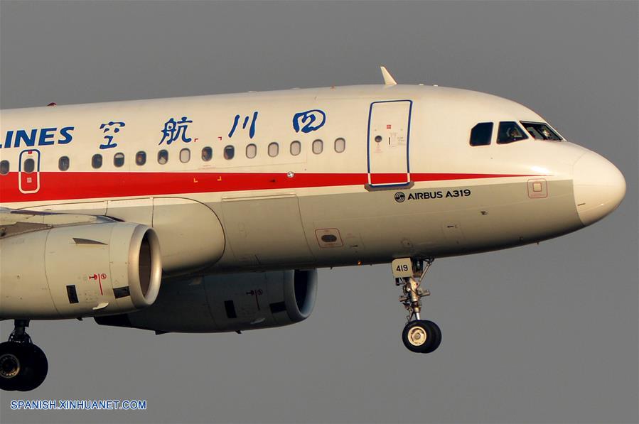 (1)CHINA-CHENGDU-AVION-ATERRIZAJE DE EMERGENCIA