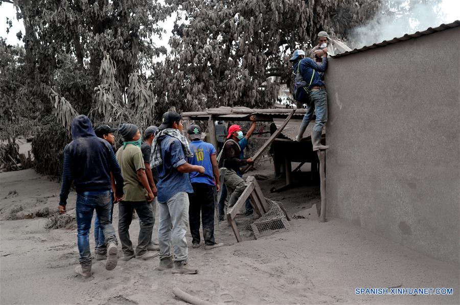 (7)GUATEMALA-CHIMALTENANGO-VOLCAN-ERUPCION