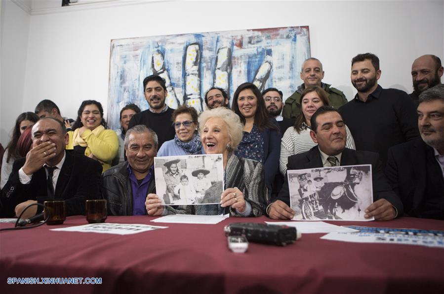 ARGENTINA-BUENOS AIRES-ABUELAS DE PLAZA DE MAYO-CONFERENCIA-NIETO RECUPERADO