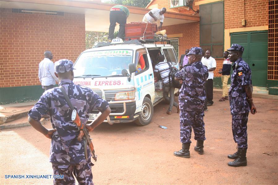 UGANDA-KAMPALA-ACCIDENTE-RECUPERACION DE CUERPOS