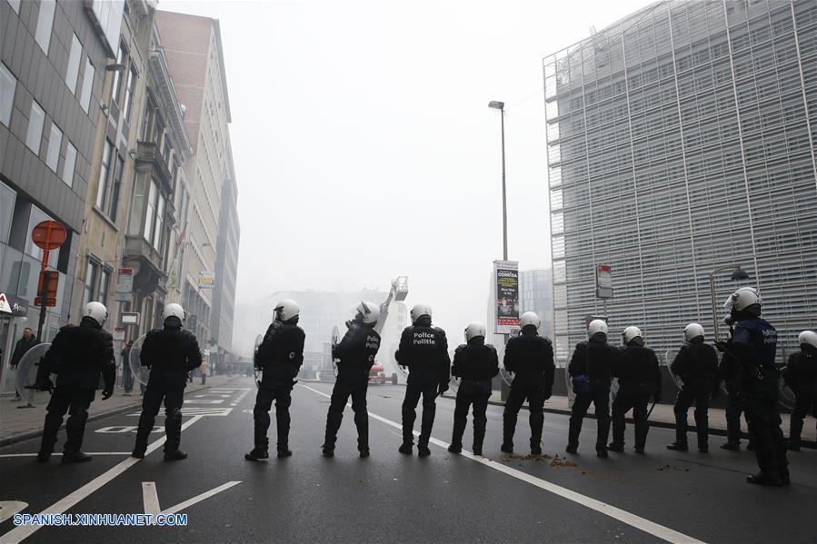 Miles de manifestantes marchan en Bruselas por pacto de migración de