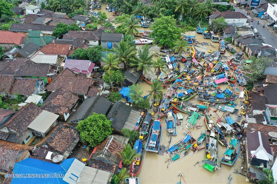 INDONESIA-BANTEN-TSUNAMI-BOTES DESTRUIDOS