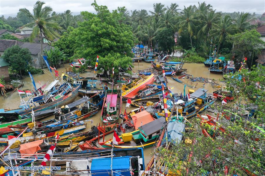 INDONESIA-BANTEN-TSUNAMI-BOTES DESTRUIDOS