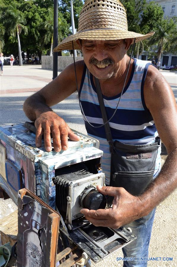CUBA-HABANA-CAMARA DE CAJON-FOTOGRAFO